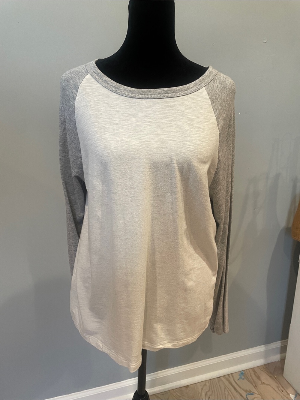 Aero simple white and grey baseball long sleeve tee medium